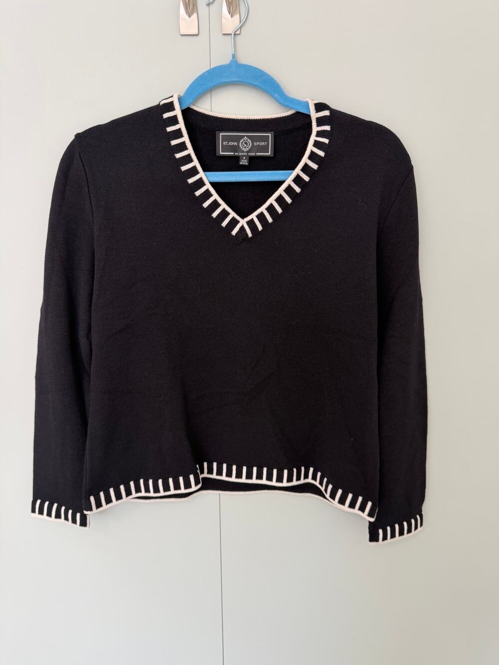 ST. JOHN SPORT by Marie Gray Vintage V-Neck Knit Pullover Black